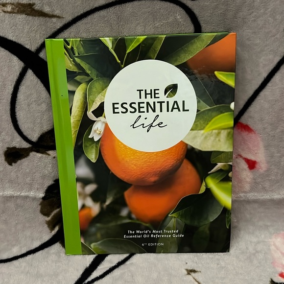 🧡PRICE DROP🧡NWOT💜The EO Book. The world‘s most trusted EO reference guide - Picture 1 of 5